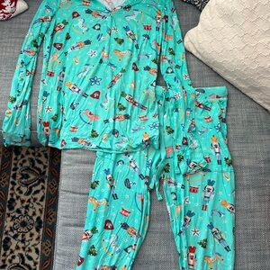 Fritz Print Christmas Posh Peanut Women's Medium Pajamas Set